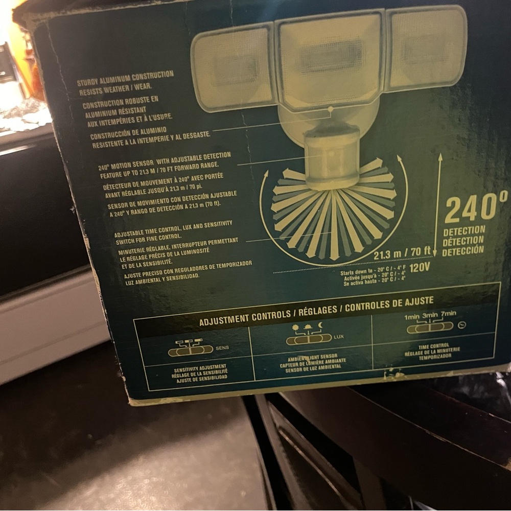 Adjustable LED Security Light - Picture 5 of 9